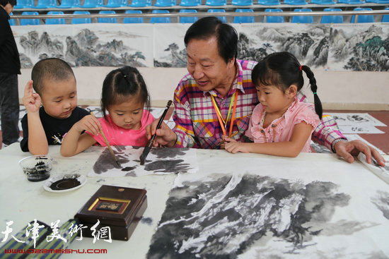 著名山水画家刘家城向孩子们传承国学传统文化