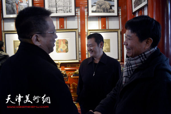 李毅峰、刘文生、白鹏在画展现场。