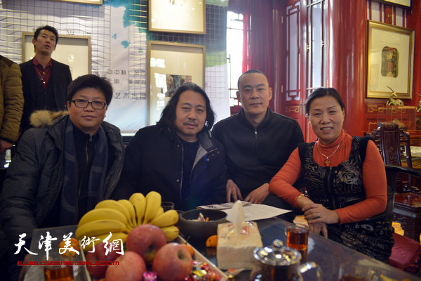 左起：李旭飞、贾广健、徐展、刘静华在画展现场。