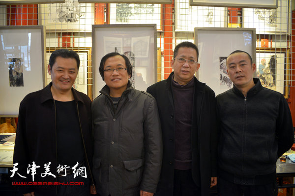 李毅峰、杨惠东、白鹏、徐展在画展现场。