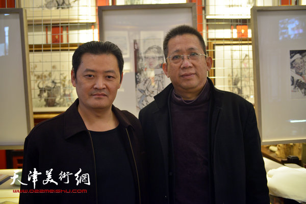李毅峰、白鹏在画展现场。