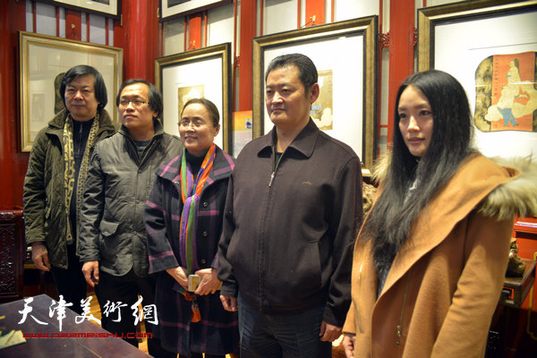 史振岭、杨惠东、白鹏与来宾在画展现场。