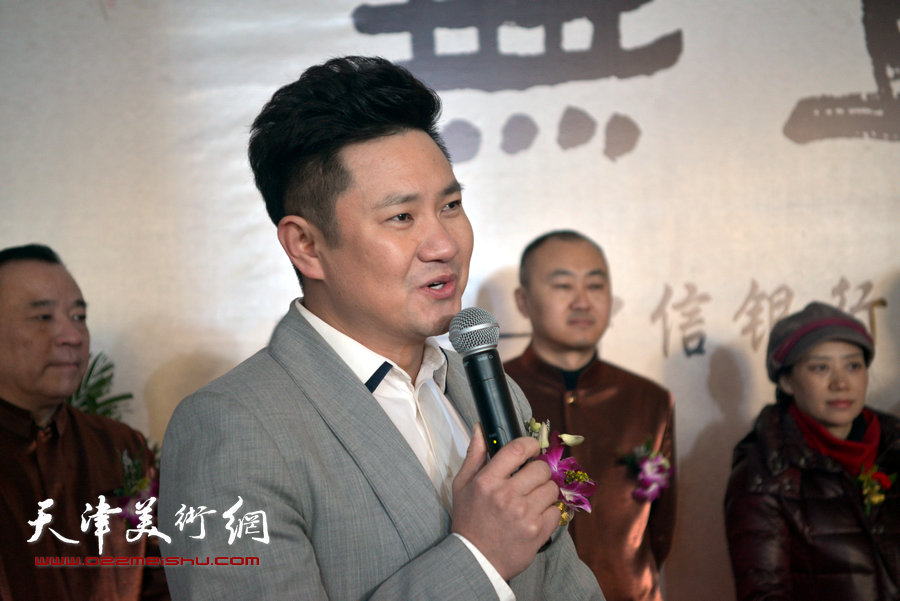 图为天津电视台著名节目主持人朱懿主持画展开幕仪式。