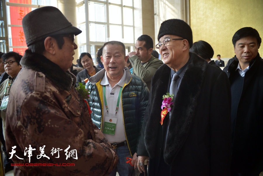 天津市葫芦工艺协会高级顾问爱新觉罗·松石与来宾交谈。