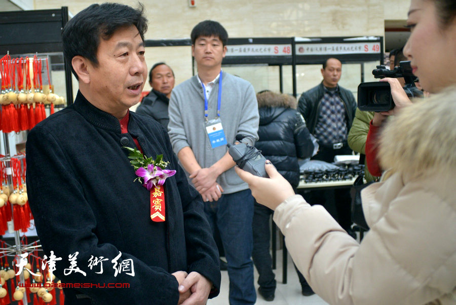 天津市葫芦工艺协会会长陈大刚接受媒体采访。