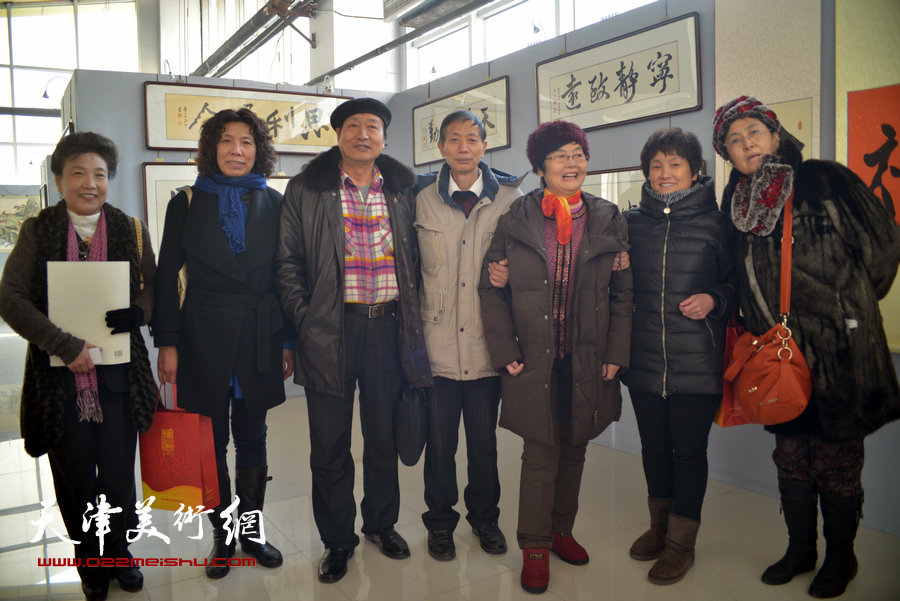 参展画家穆珍、赵同相与嘉宾刘家城、吕爱茹、王文英等在画展现场。