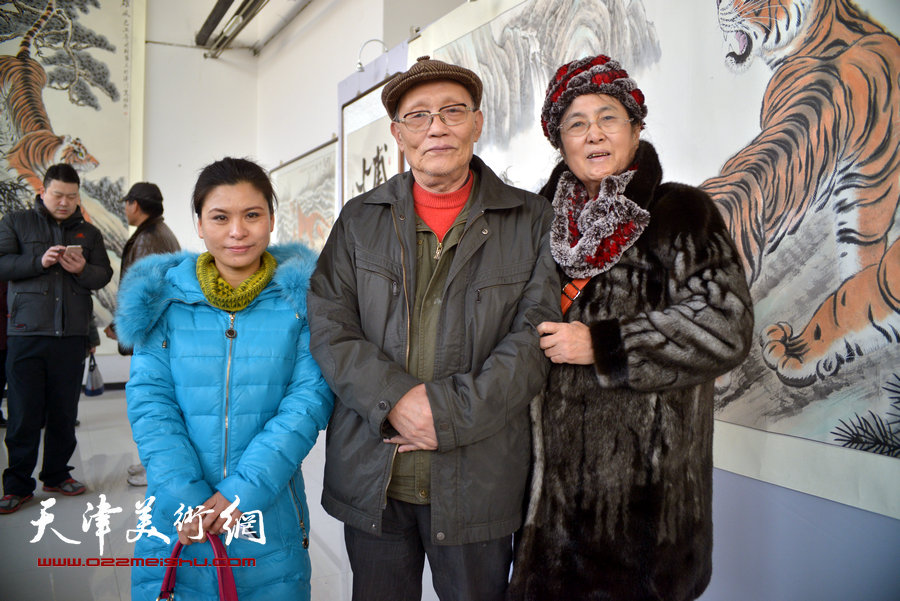 孙长康、王文英、张荔萍在画展现场。