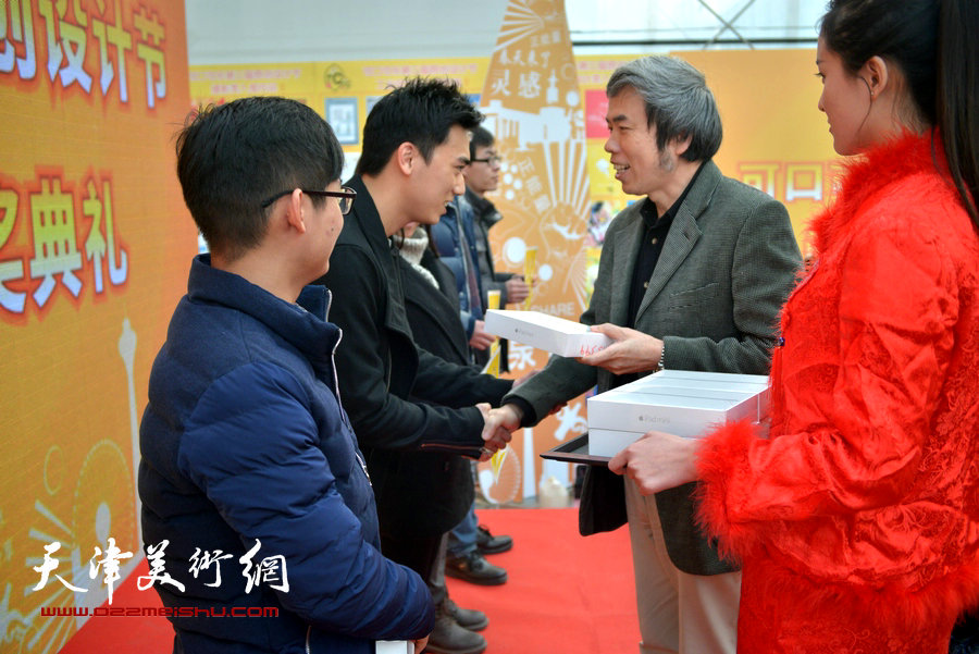 天津创意产业协会副会长孙敬忠先生为一等奖颁奖