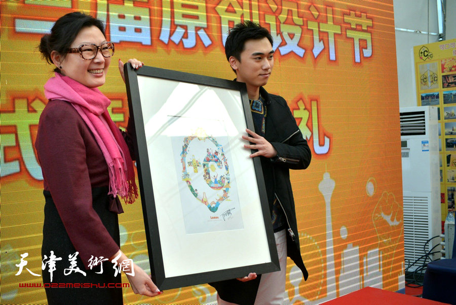 天津美术学院何璐同学将获奖作品赠予可口可乐公司。