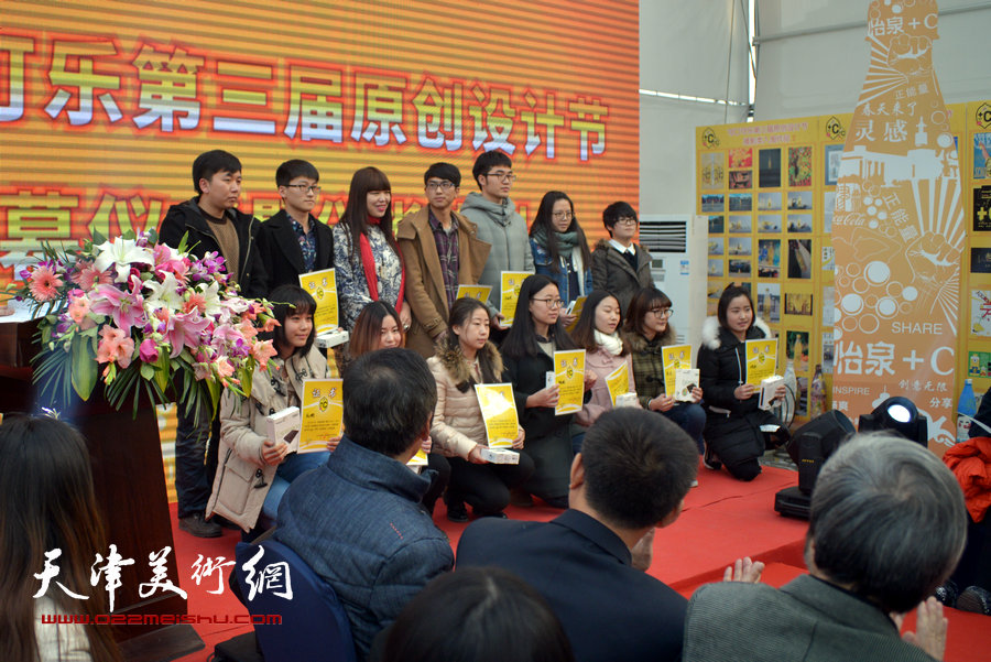 梅江国际艺术馆馆长肖冰女士为二等奖颁奖。