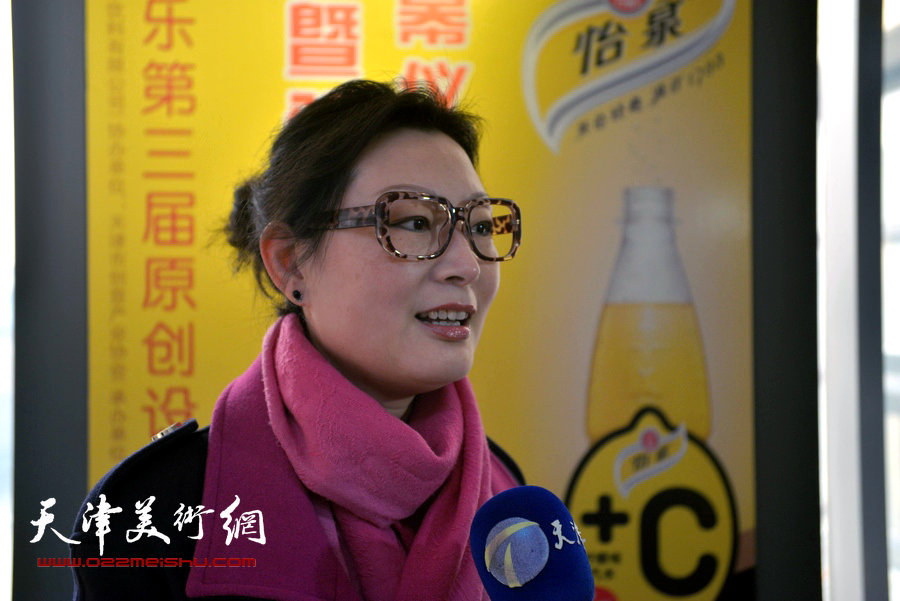 天津可口可乐饮料有限公司公共事务及传讯总监王美洁女士在活动现场接受媒体采访。