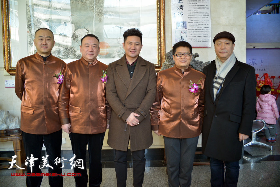 图为贾冰吾、柴博森、闫勇在开幕仪式现场与赵长生、朱懿合影。
