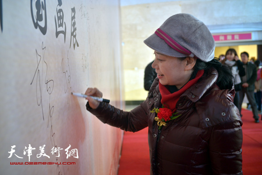 图为孙萍茹在开幕仪式现场签名留念。