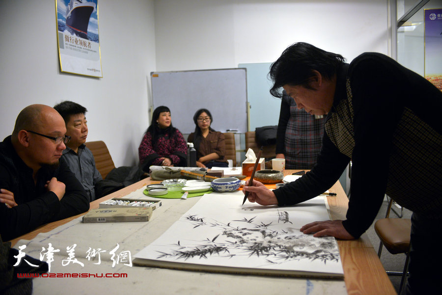 天津书画家与在青岛进行书画交流，图为李学亮。