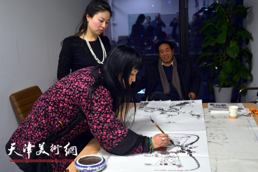 天津书画家与在青岛进行书画交流，图为黄雅丽。