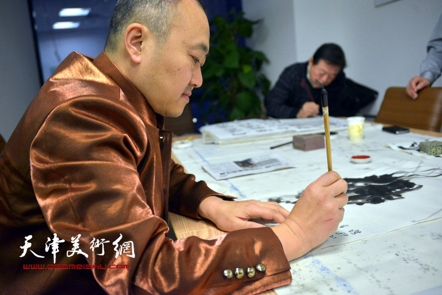 天津书画家与在青岛进行书画交流，图为柴博森。