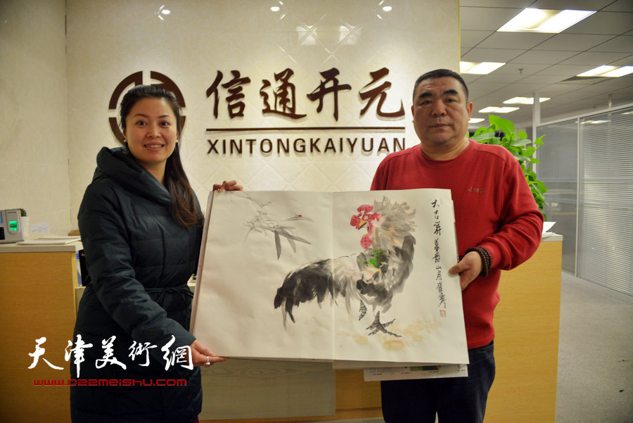 天津书画家与在青岛进行书画交流，图为崔涛与策展人刘静。