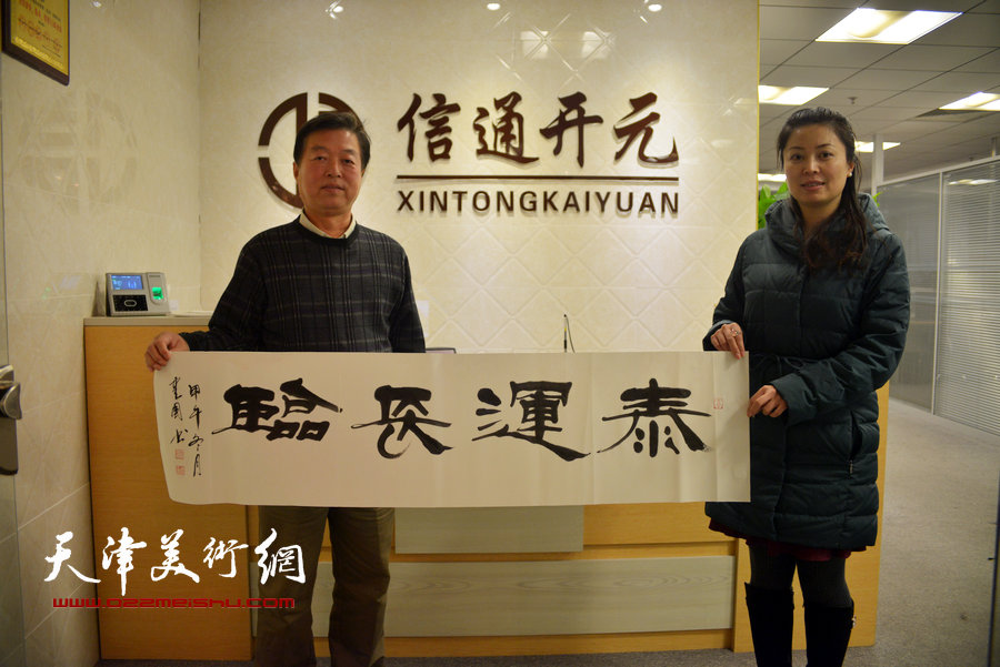 天津书画家与在青岛进行书画交流，图为杨建国与策展人刘静。