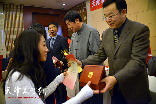 张桂元为获奖的画家颁奖。