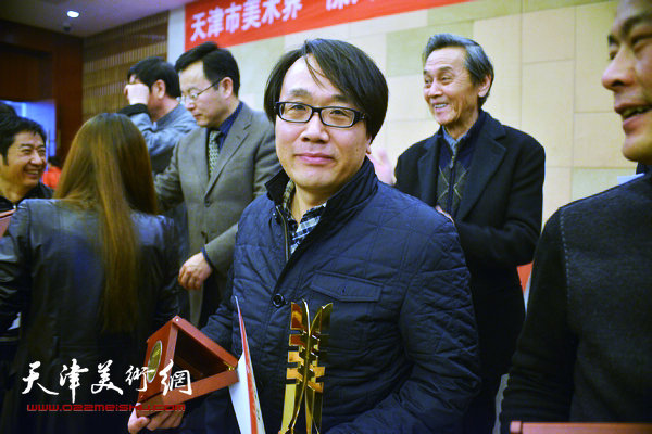 张晓彦等获奖画家领奖。