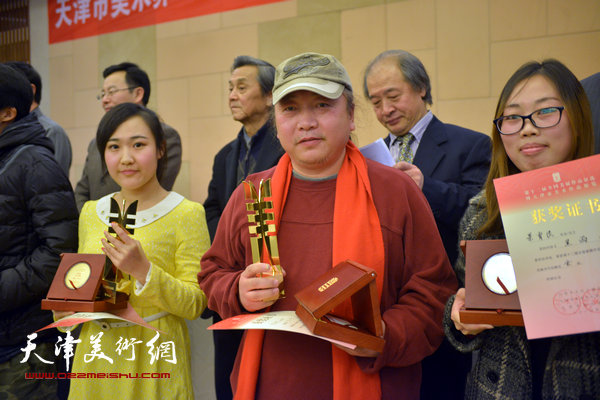 获奖画家朱志刚领奖。