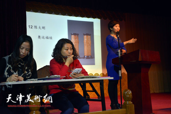 天津工艺美术大师陈大刚“福娃”葫芦拍出50万元。图为拍卖现场。
