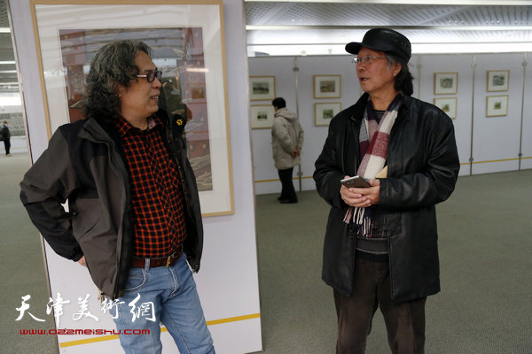 张恩祥与嘉宾在画展上。