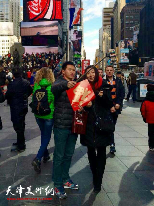 天津著名书法家马孟杰1月2日在纽约时报广场送“福”。