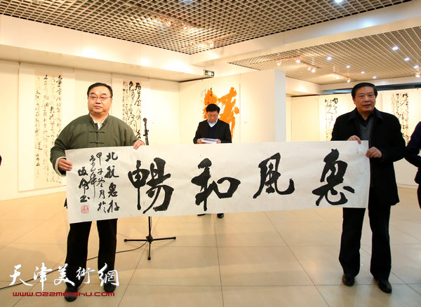 封俊虎先生在开幕式上，向北京航空航天大学赠送书法作品“惠风和畅”。