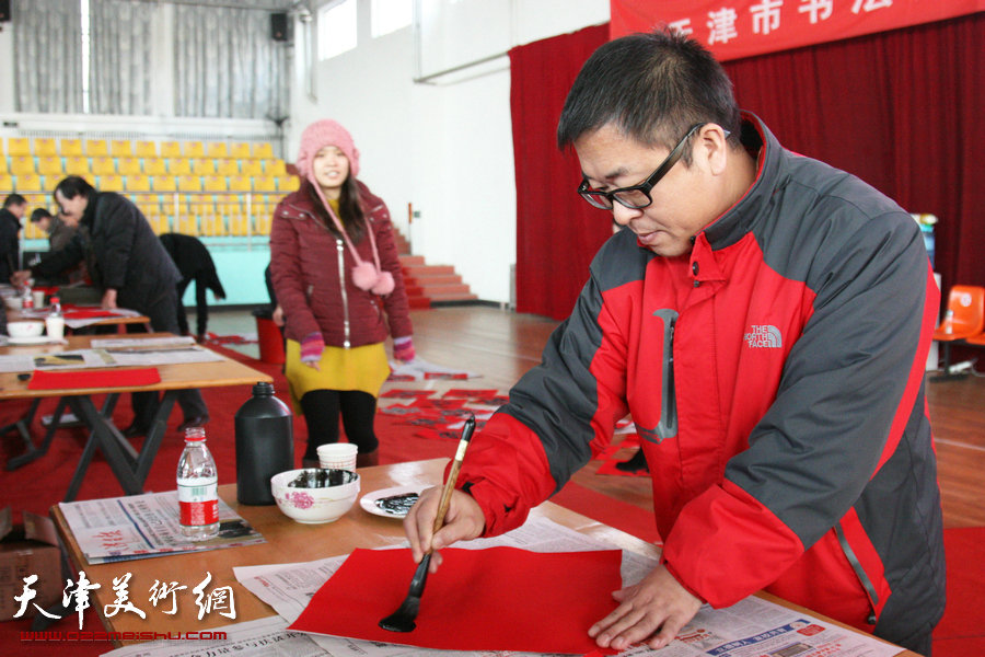 天津市书法家深入武清区送“福”迎春，图为