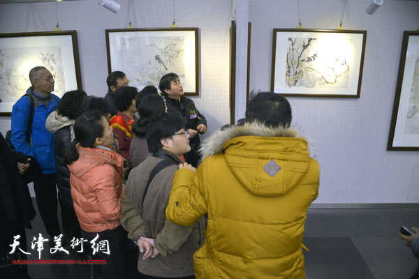 金涌焱与嘉宾、观众观看画展。