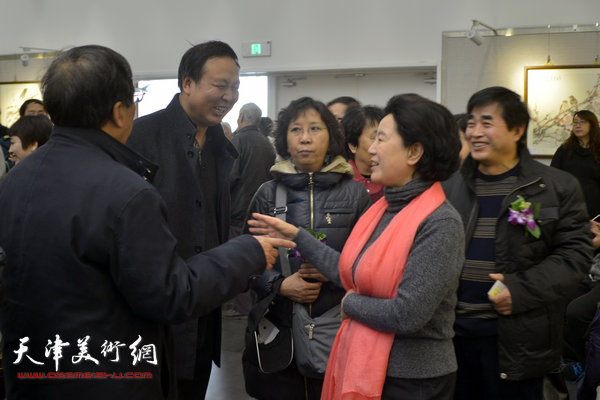 金涌焱与曹秀荣、陈英杰、郎建良等嘉宾在画展现场交流。