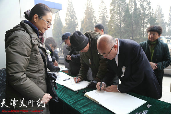 夏明远先生遗体告别仪式1月8日在北仓仙苑厅举行，图为来宾签到。