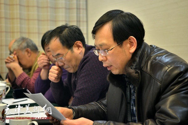 图为学术部主任路洪明介绍天津美协山水画专委会首届提名展工作。