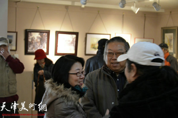 图为天津美协水彩画艺委会主任石增琇教授与马场道小学徐晓春校长在现场交流。
