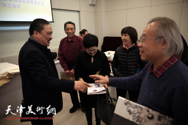 天津书画家与民盟上海市嘉定区委员会举行交流活动，图为天津百中国画院院长王金厚与大家交流。