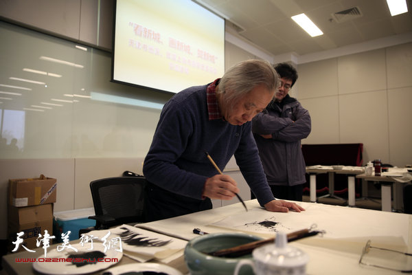 天津书画家与民盟上海市嘉定区委员会举行交流活动，图为王金厚现场作画。
