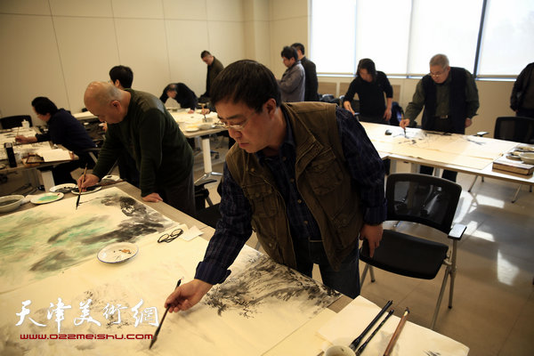 天津书画家与民盟上海市嘉定区委员会举行交流活动，图为马俊卿、刘绍斌现场作画。