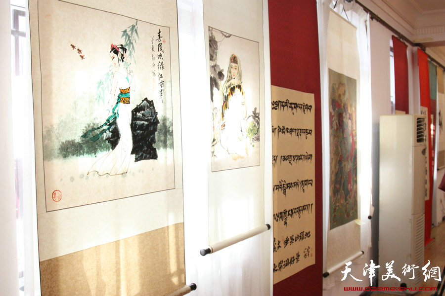 “丹青颂津城—侨界三友王冠峰、陈幼白、卢东升书画汇报展”在天津华侨书画院开展。