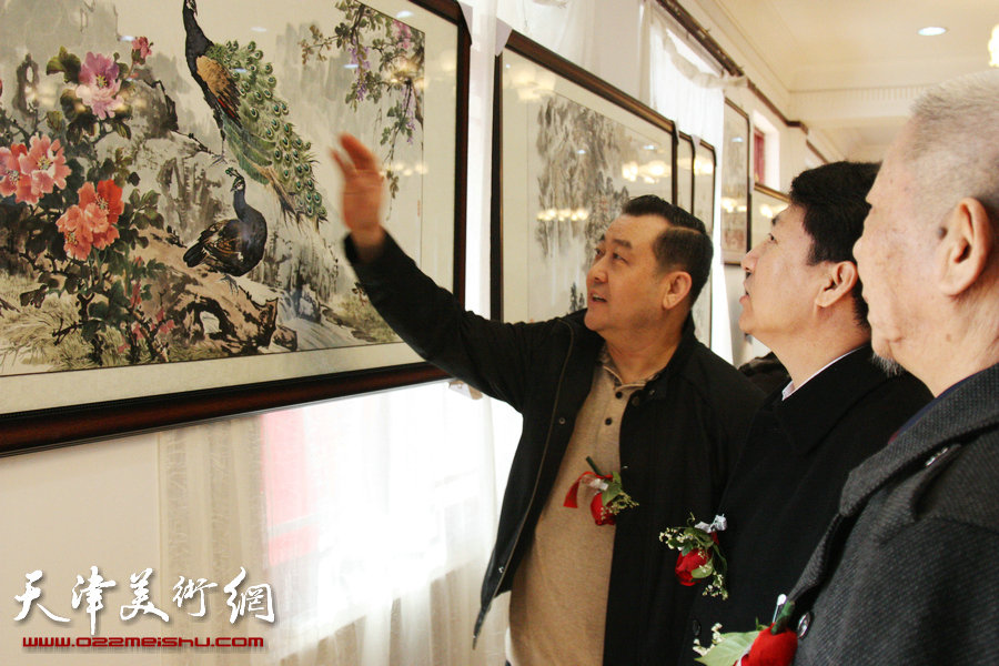 “迎新春—尹玉璞画展”在天津华侨书画院开幕，图为