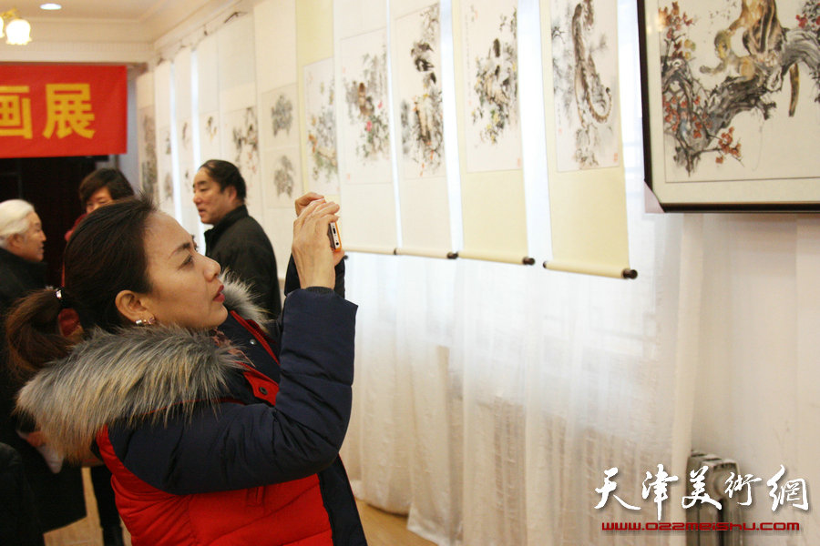 “迎新春—尹玉璞画展”在天津华侨书画院开幕，图为