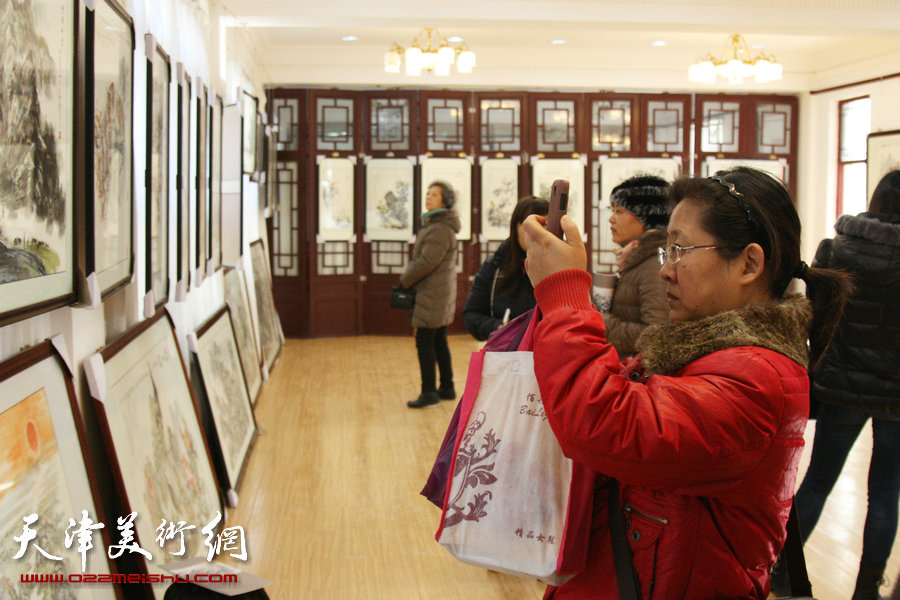 “迎新春—尹玉璞画展”在天津华侨书画院开幕，图为