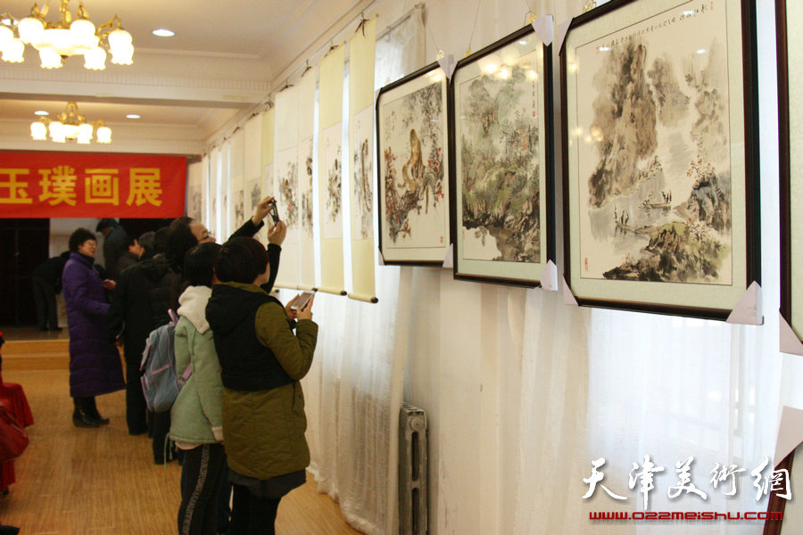 “迎新春—尹玉璞画展”在天津华侨书画院开幕，图为