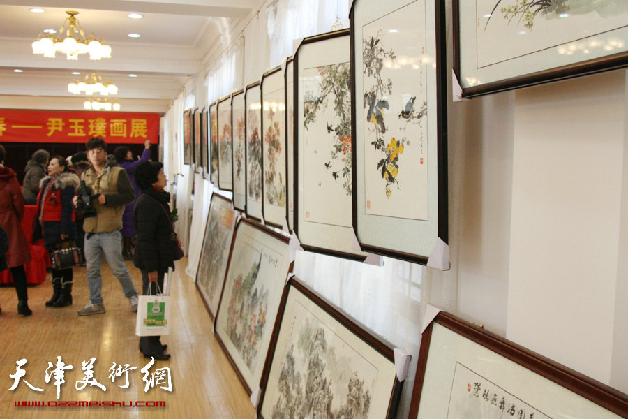 “迎新春—尹玉璞画展”在天津华侨书画院开幕，图为