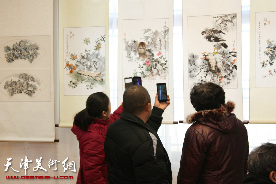 “迎新春—尹玉璞画展”在天津华侨书画院开幕，图为