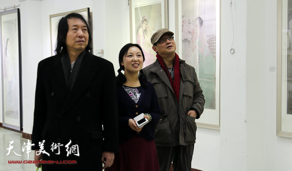 于栋华博士毕业作品展1月21日在天津大学一得轩开幕，图为于栋华与刘新华等老师在画展现场观赏作品。