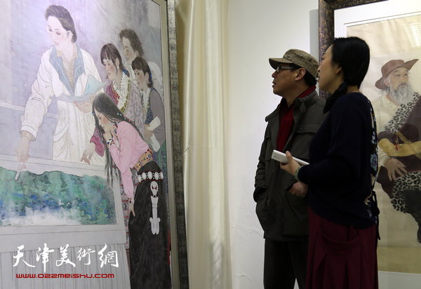 于栋华博士毕业作品展1月21日在天津大学一得轩开幕，图为于栋华陪同来宾在画展现场观赏作品。