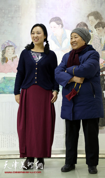 于栋华博士毕业作品展1月21日在天津大学一得轩开幕，图为于栋华与来宾在画展现场。