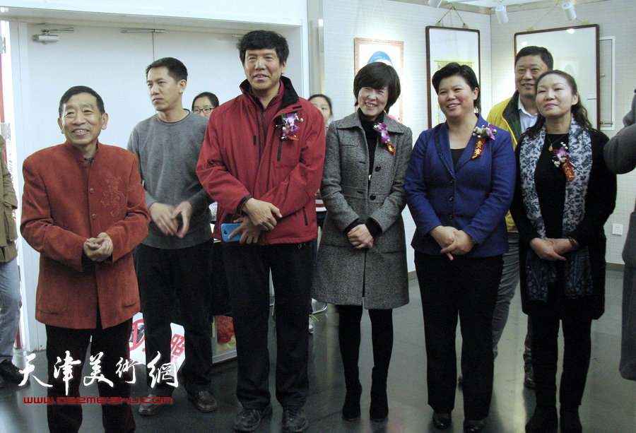 霍庆有陪同刘红、魏国秋、张宇等嘉宾在展览现场。