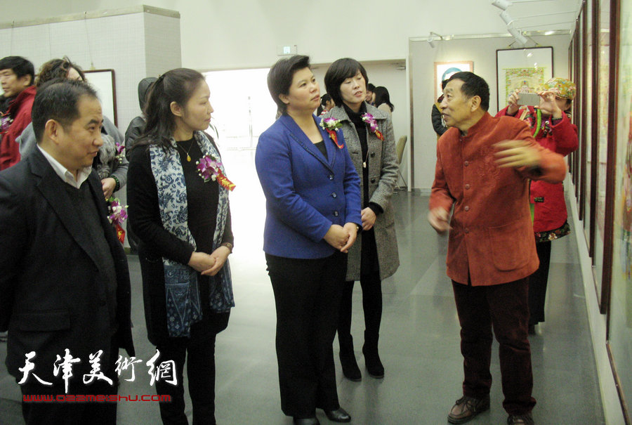 霍庆有陪同刘红、赵彦龙等在展览现场观看展品。
